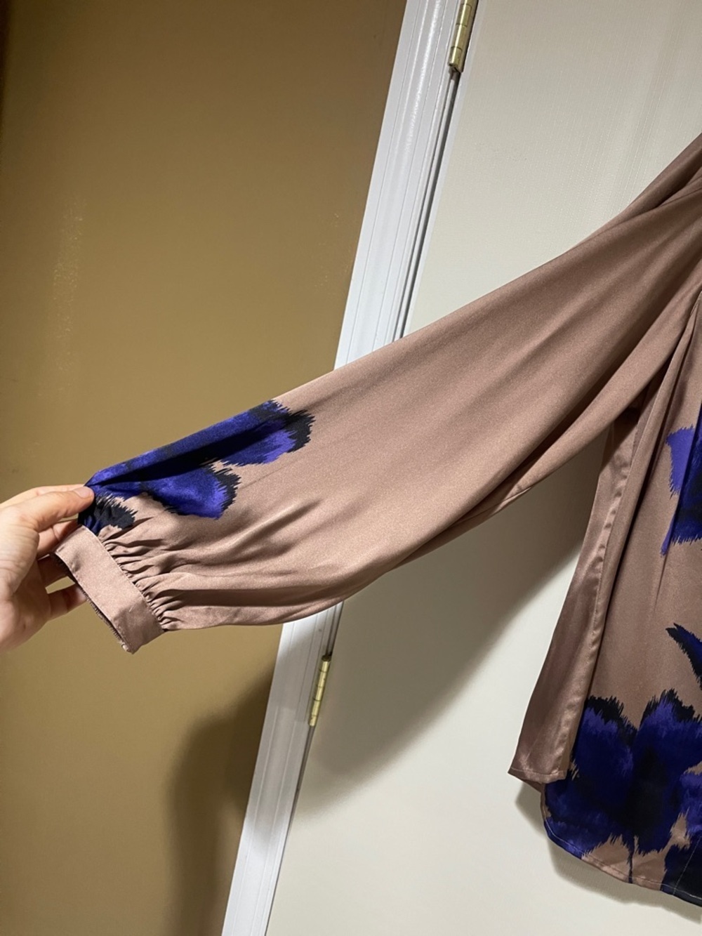 Chico's Taupe Blouse with Bold Blue Floral Print Size 2 or U.S. Large Like New - Picture 5 of 9
